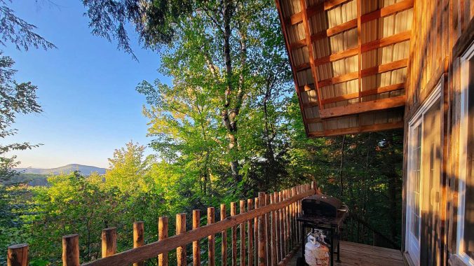 Vue depuis un chalet-refuge en pleine nature dans Lanaudière